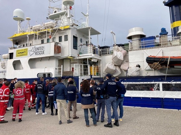 sbarco - polizia di stato crotone