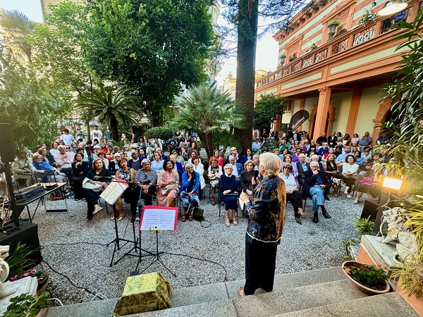 Novella Bellucci - a palazzo con lo scrittore lamezia