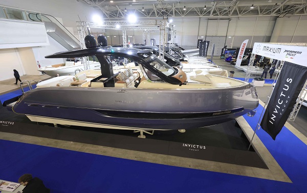 Salone Nautico ROMA - Yacht Invictus TT420