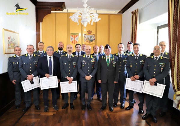 consegna Medaglia Mauriziana - guardia di finanza catanzaro